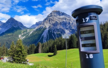 Pitch Control R3/S – Säule mit Feinbeton-Sockel am Stellplatz