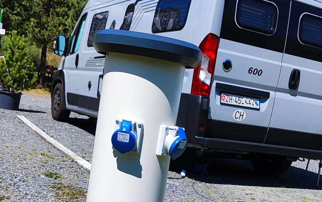 Integrierte CEE-Steckdose zur Stromversorgung am Reisemobil-Stellplatz