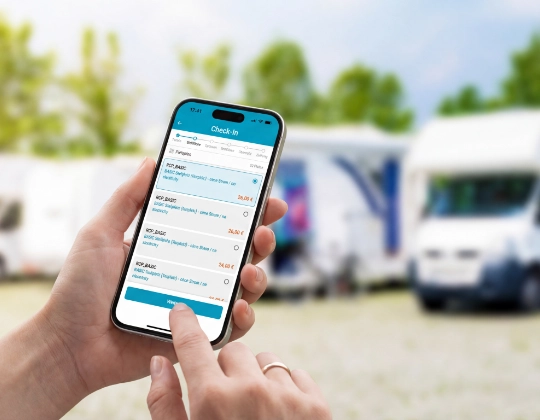Gast beim digitalen Check-in per Smartphone am camigo-Stellplatz