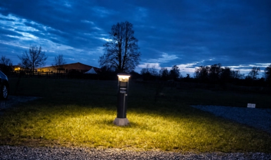Automatische Wegebeleuchtung am Stellplatz zum Sonnenuntergang